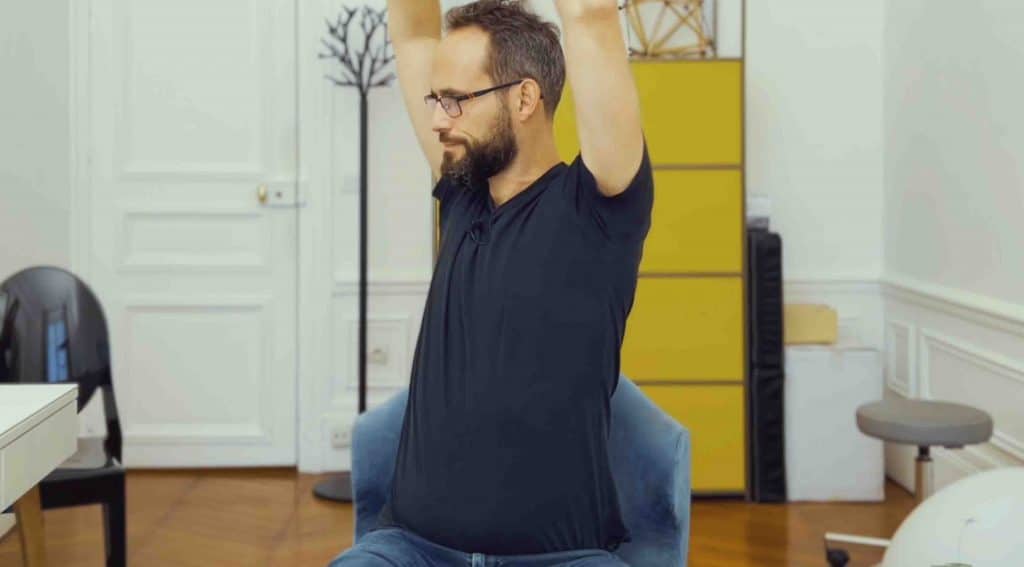 Exercice rotatoire pour soulager le dos en posture assise