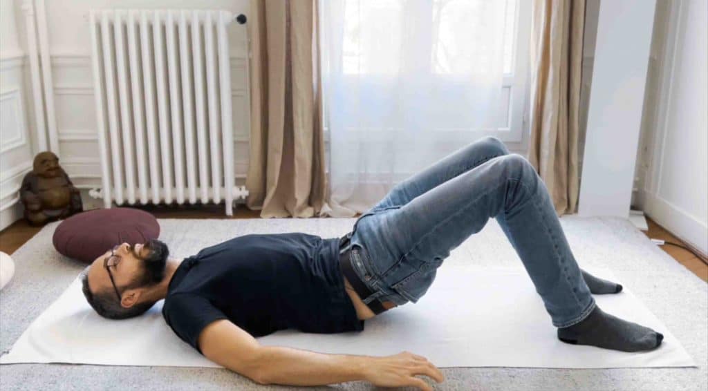 Exercice de détente profonde des muscles du dos